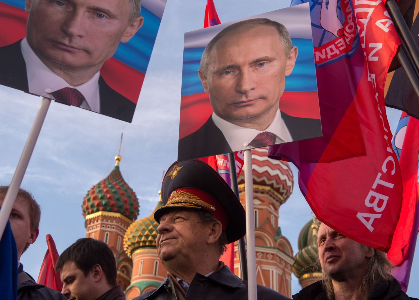 Vene presidendi Vladimir Putini toetajad Moskvas Punasel väljakul.