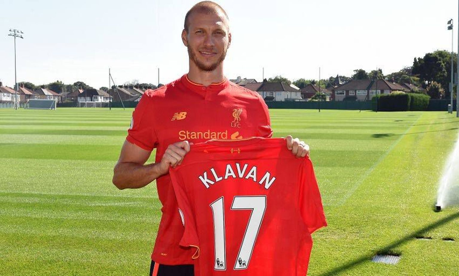 Heategevusmängul läheb müüki praegu ühe kuulsama eestlase, Inglismaa jalgpalliklubis FC Liverpool mängiva Ragnar Klavani autogrammiga särk.