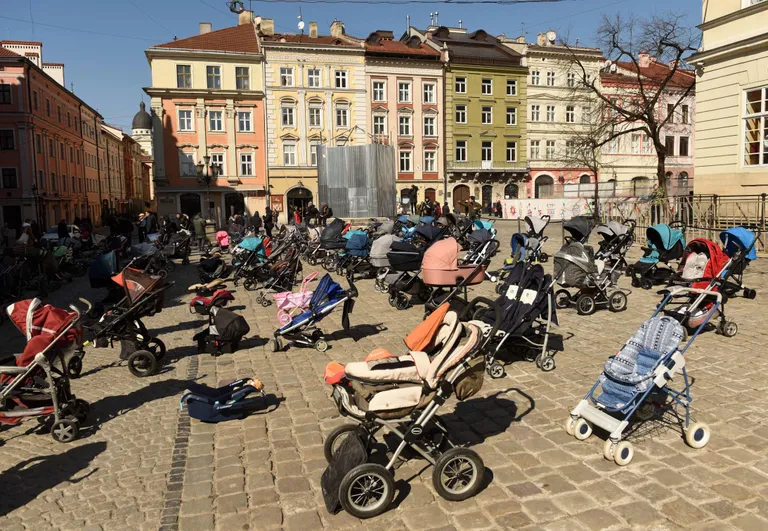 109 tühja lapsekäru Lvivi keskväljakul.