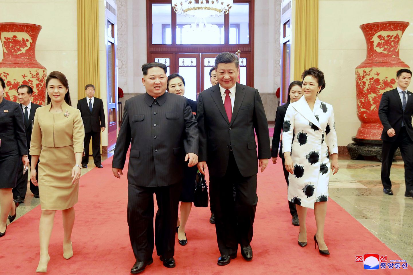 Kim Jong-un abikaasa Ri Sol-juga kohtumisel Hiina presidendi Xi Jinpingi ja Peng Liyuaniga Pekingis.