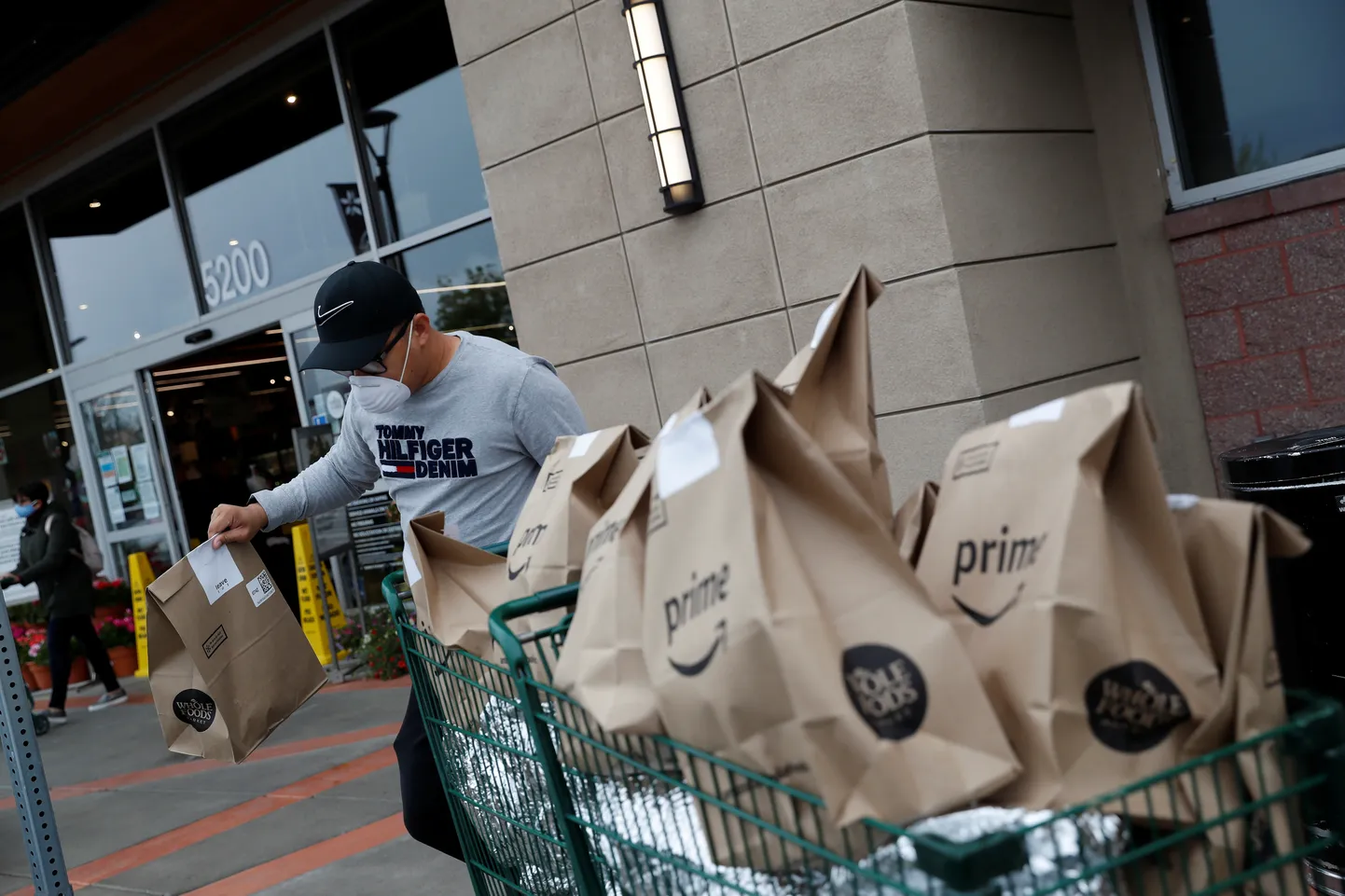 "Amazon" kurjers Covid-19 pandēmijas laikā.