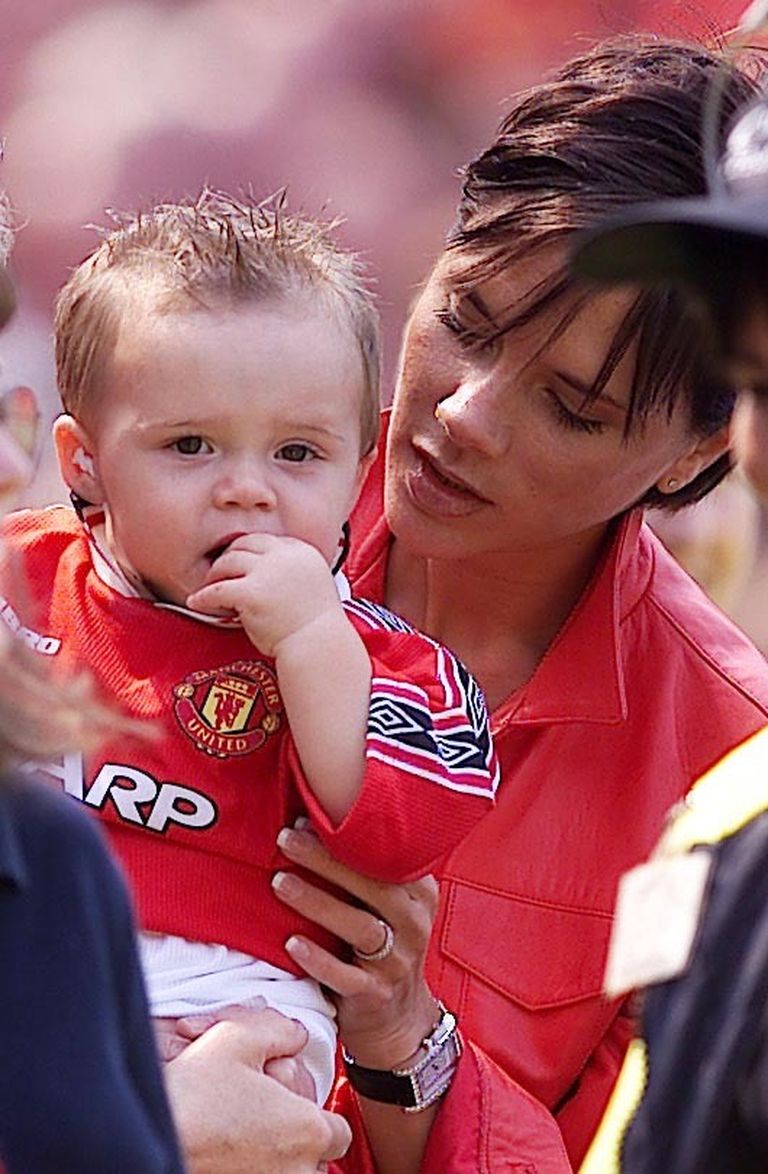 1-aastane Brooklyn koos ema Victoria Beckhamiga 2000. aastal isale jalgpallimatšil kaasa elamas. Brooklynil on seljas isa meeskonna, Manchester Unitedi särk.