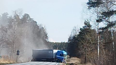 Uz Liepājas šosejas notikusi vairāku kravas auto avārija. Satiksme pilnībā bloķēta