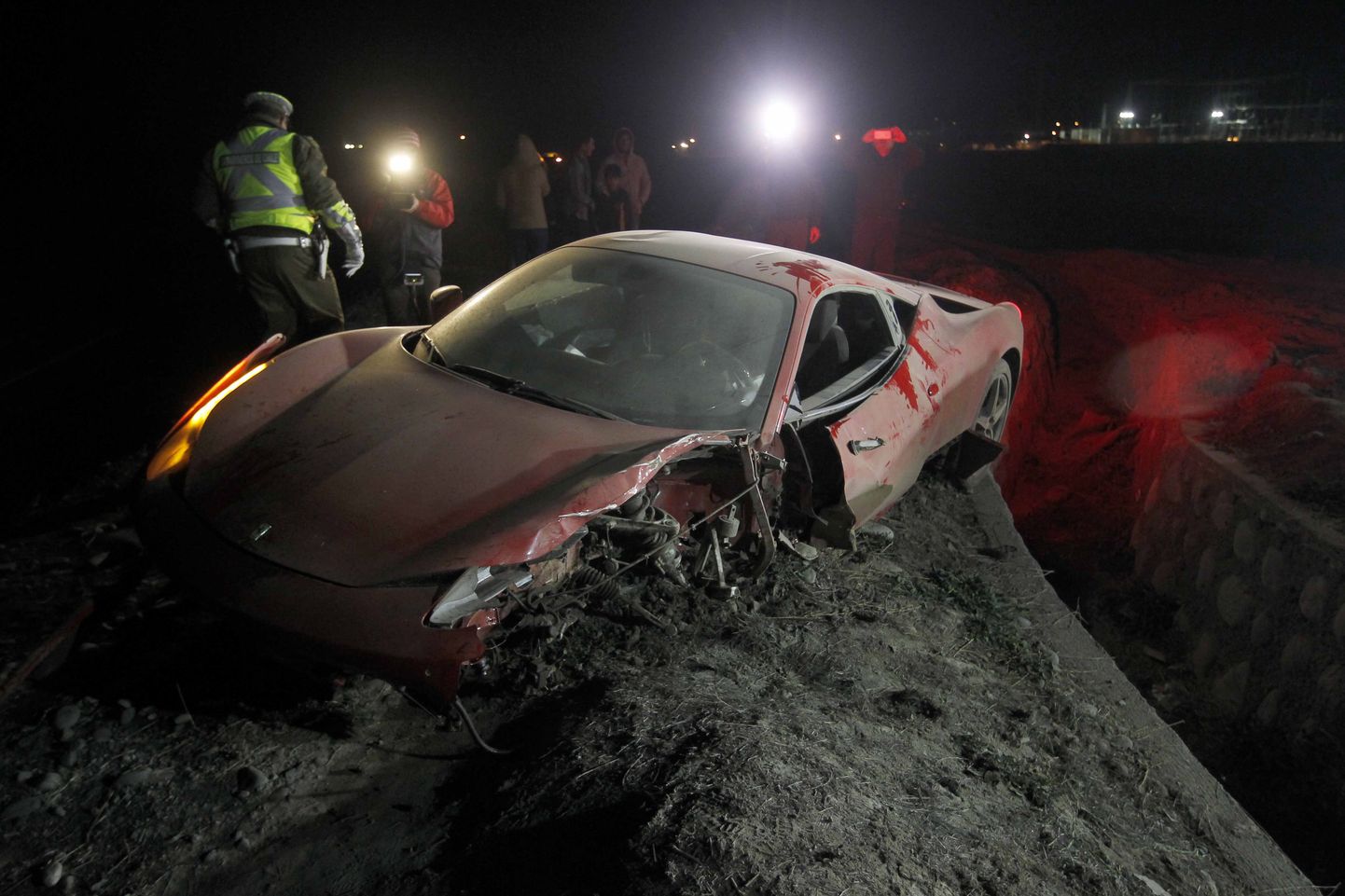 Arturo Vidali Ferrari pärast avariid.