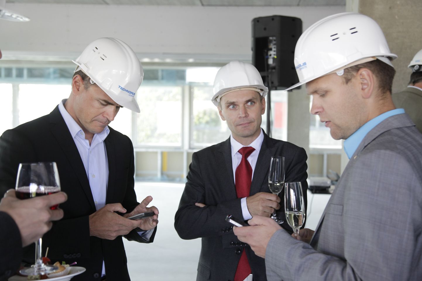 Kinnisvaraarendaja Timo Riismaa (keskel)