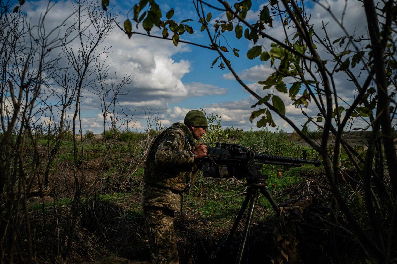 35-aastane Ukraina sõdur Viktor kontrollib raskekuulipildujat rindejoonel Lõuna-Ukrainas Mõkolajivi oblastis. 
