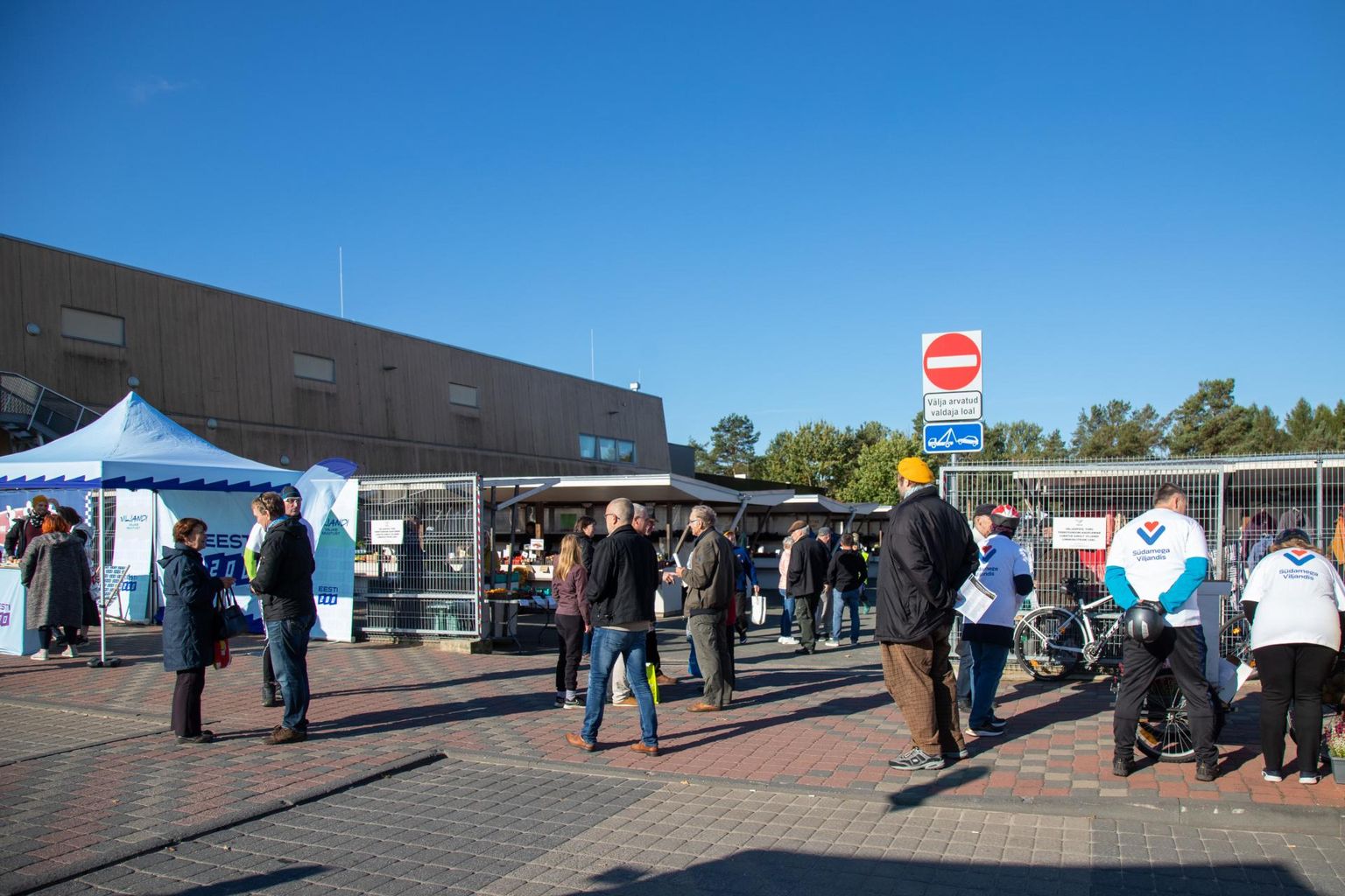 Erakonnad olid laupäeval Viljandi turul üles seadnud telgid ning tutvustasid valijatele oma programmi.