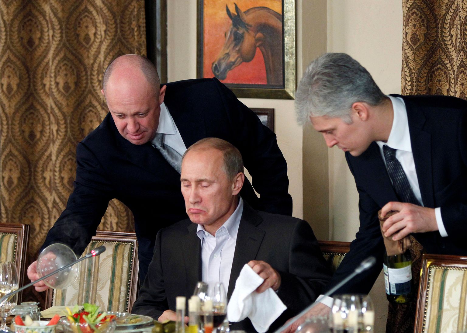 Jevgeni Prigožin (vasakul) serveerimas toitu Vladimir Putinile.