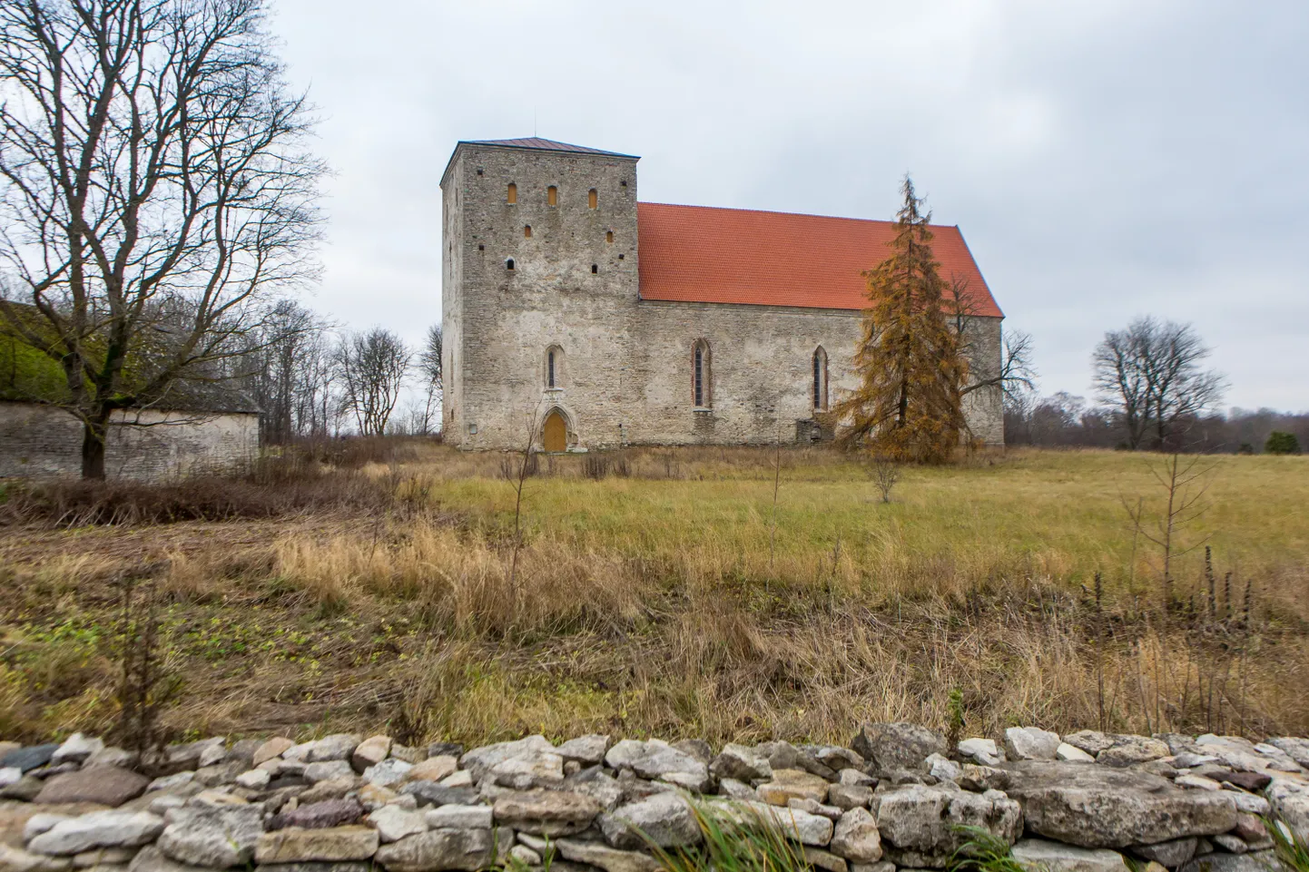 Pöide kirik.