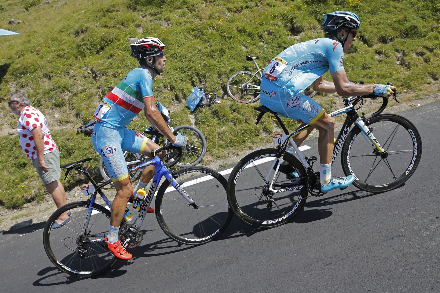 Tanel Kangert (paremal) ja Vincenzo Nibali tänavusel Tour de France'il koos mäkke rühkimas.