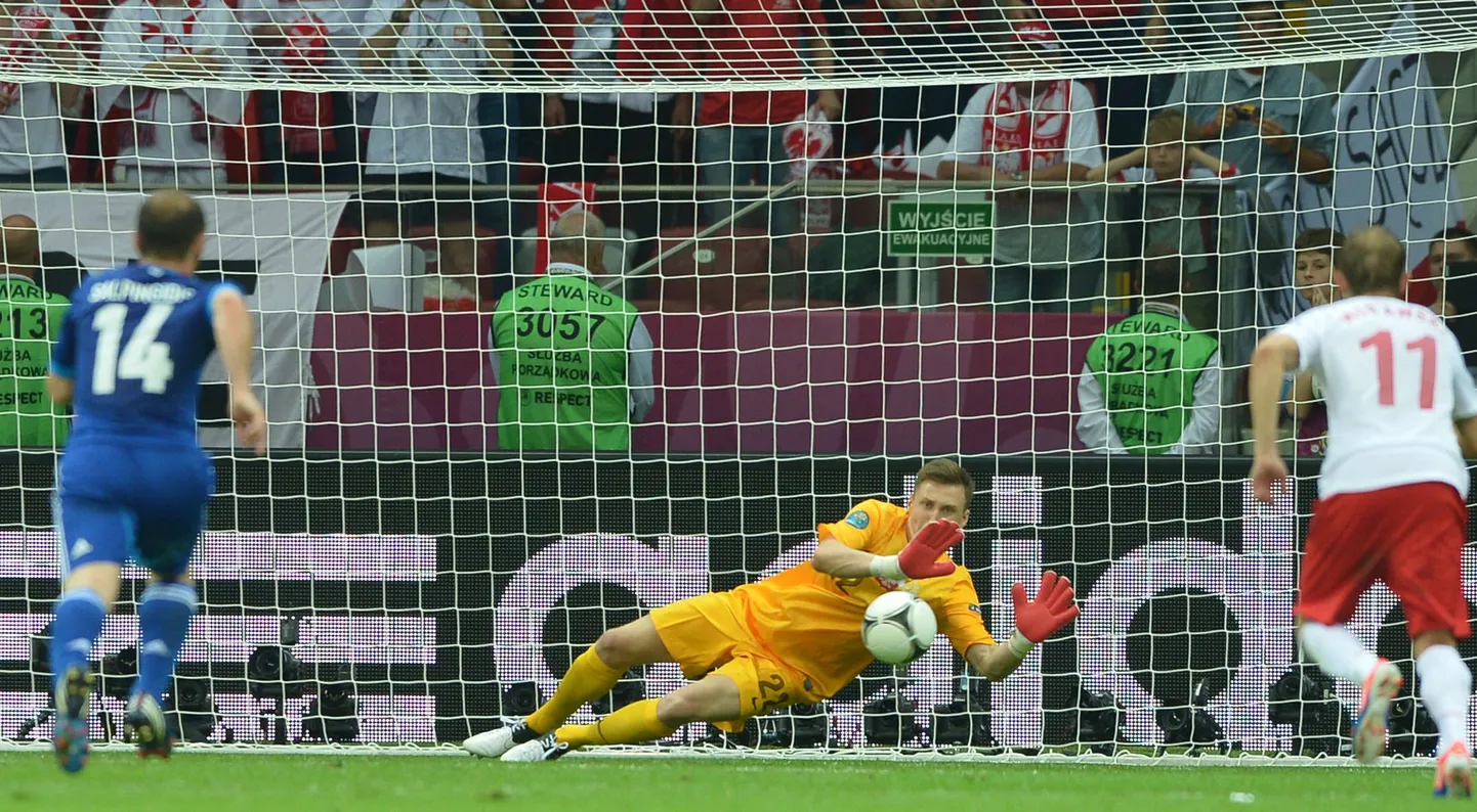 Poola koondise väravavaht Przemyslaw Tyton tuli punase kaardi saanud ametivenna asemel väljakule ja tõrjus kohe kreeklaste penalti.