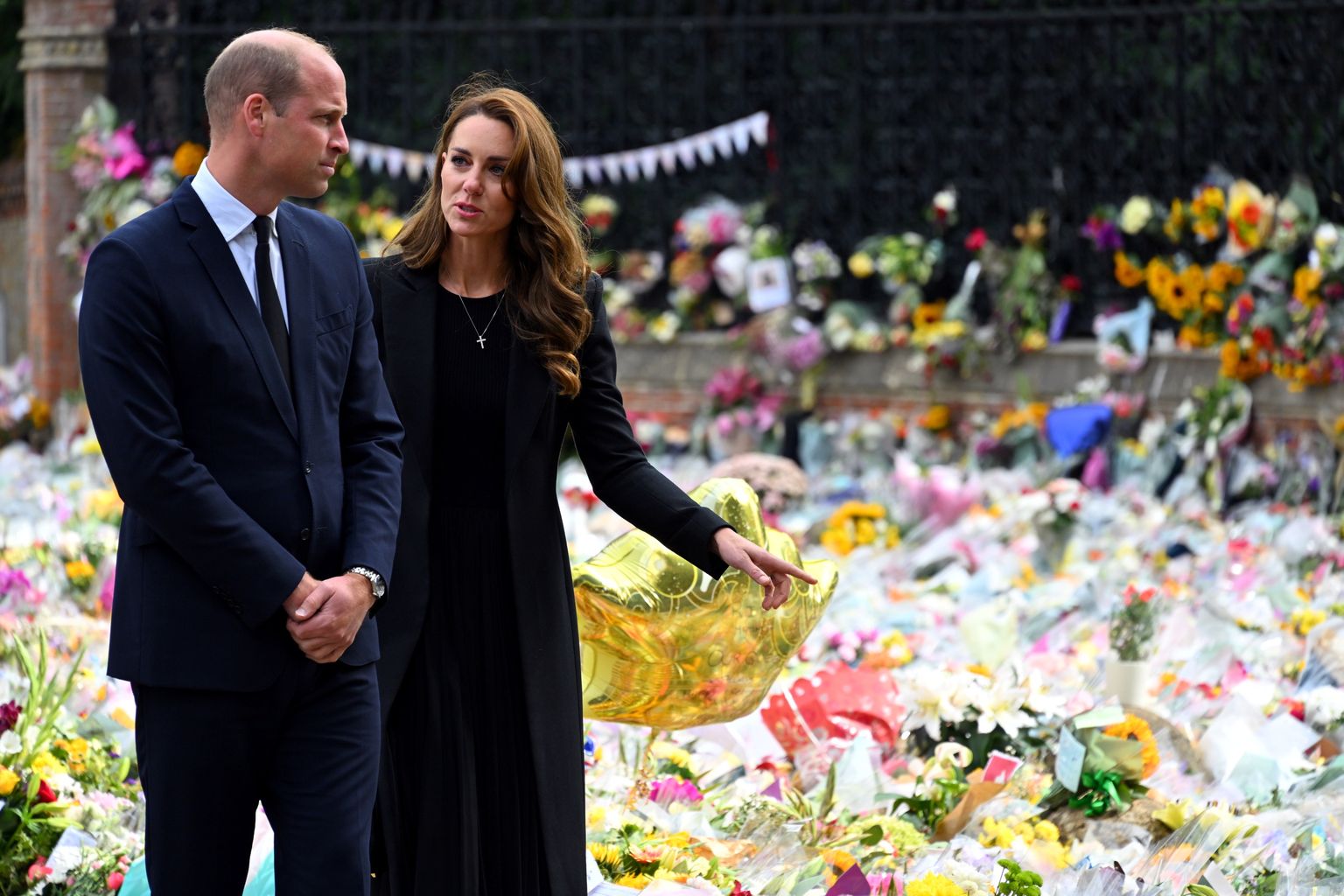 Walesi prints William ja Walesi printsess Cartherine 15. septembril 2022 vaatamas Sandringhami lossi juurde toodud lilli, kaarte, fotosid ja küünlaid kuninganna Elizabeth II mälestuseks