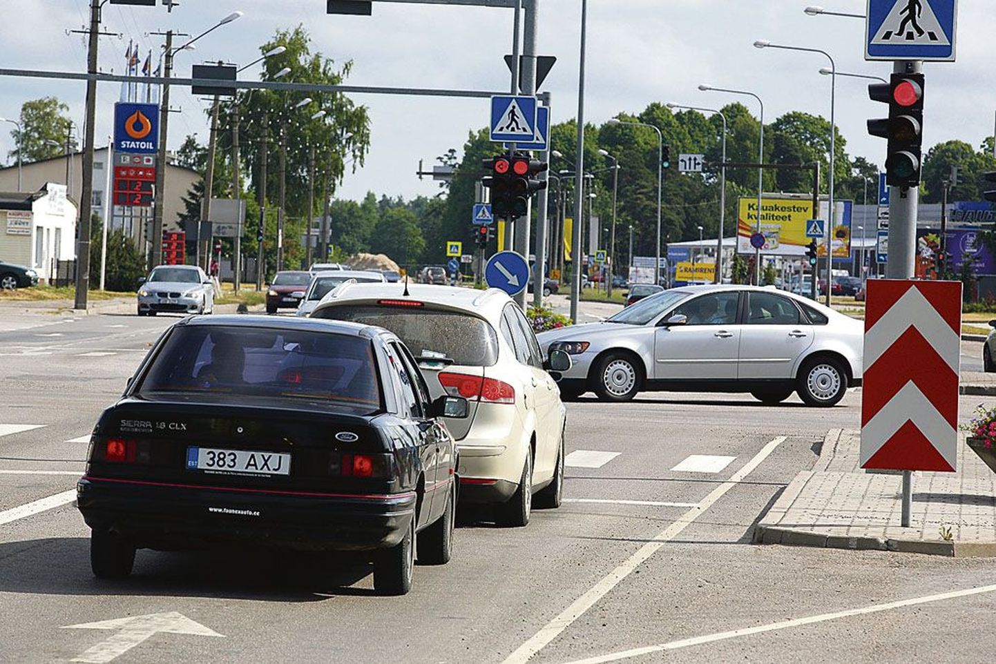 Riia maantee ja Papiniidu tänava ristmikul reguleerib liiklust videoanduriga foor.