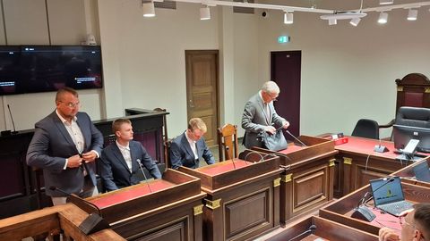 Inimkaubanduses süüdistatava pere vanim liige jõudis kolmapäeval haiglast kohtusse