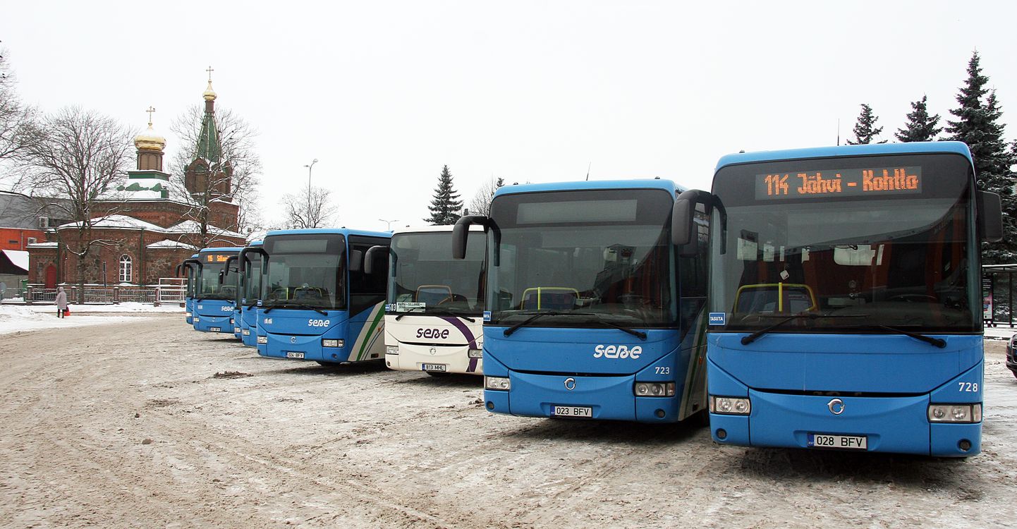 Ida-Viru maakonnaliinidel sõitvad bussid Jõhvi bussijaamas.