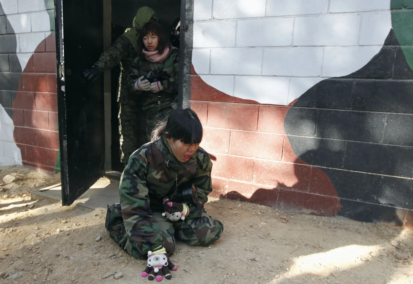 Lõuna-Korea üliõpilased väljuvad hoonest, kus neid tutvustati pisargaasiga.