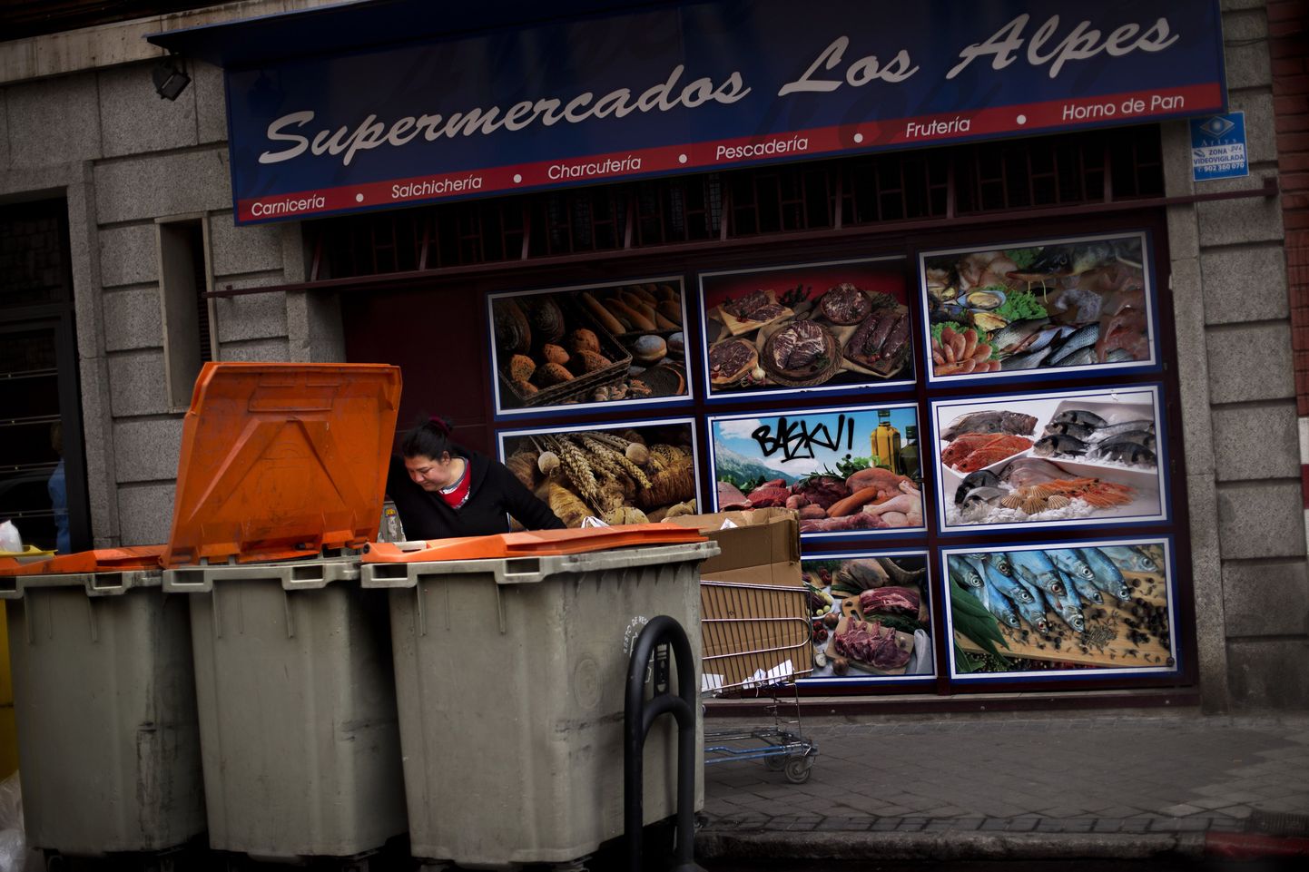 Ühes eurokriisi käigus enim kannatanud riigi Hispaania pealinnas Madridis otsib naine prügikastist toitu.