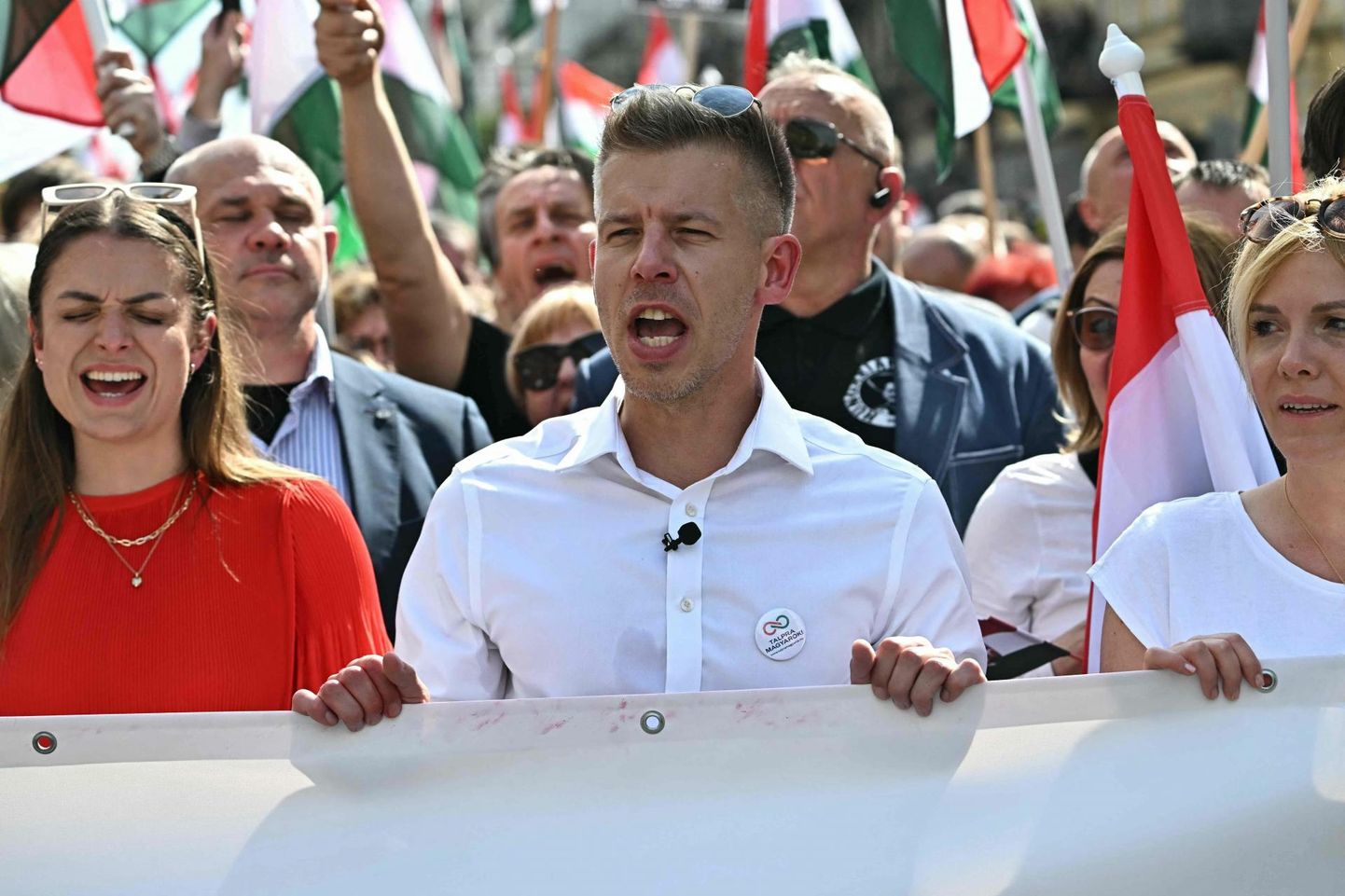 Paari kuuga Ungari valitsusvastase leeri käilakujuks kerkinud jurist ja ärimees Peter Magyar (keskel) laupäeval Budapestis seni suurimal peaminister Viktor Orbáni vastasel meeleavaldusel.