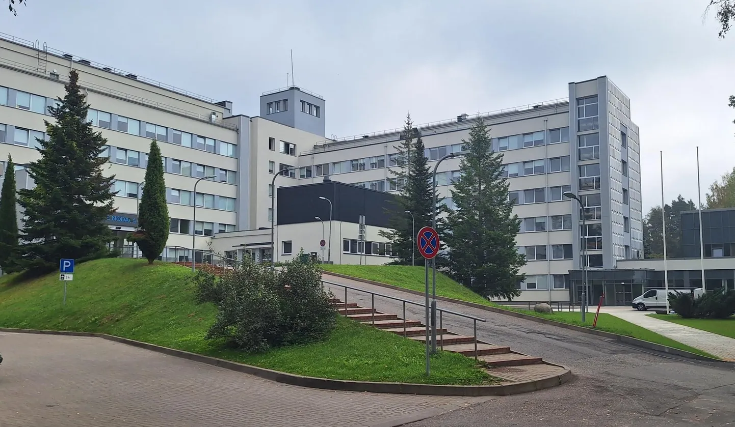 Euroremonditud Vidzeme maakonnahaigla jääb Eesti piirist 50 kilomeetri kaugusele ja siin sünnivad lõunanaabrite kõige lätikeelsema ja -meelsema Läti-Liivimaa piirkonna lapsed.