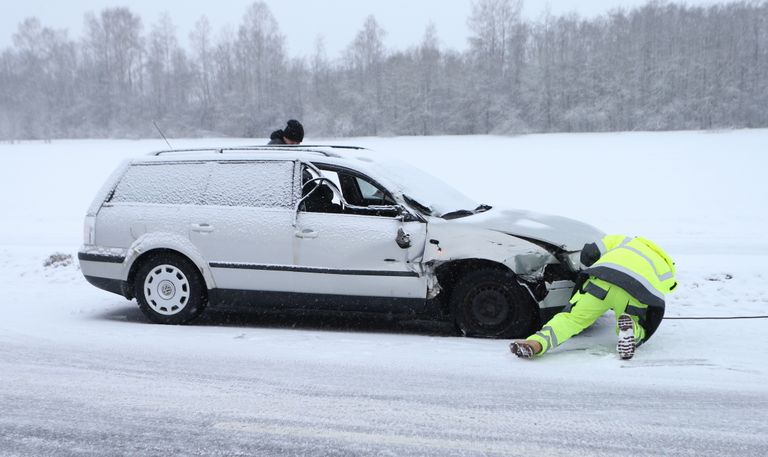 Õnnetuses osalenud Volkswagen Passat vajas puksiiri abi.
