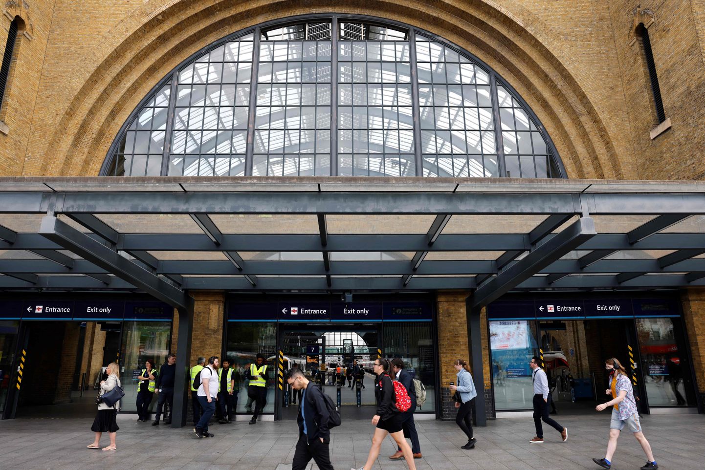 Rahvas Londonis King's Crossi raudteejaama ees raudteetöötajate streigi ajal.