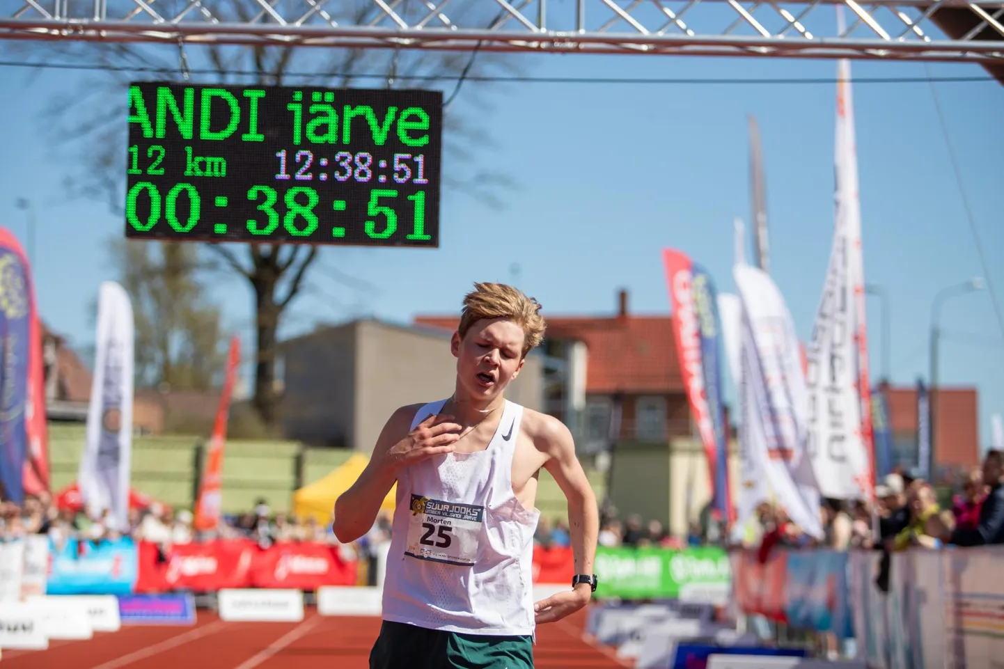 Viljandi Staieri vastupidavusalade klubi jooksja Morten Siht püüab tänavusel ümber Viljandi järve jooksul kohta esikolmikus. Mullu oli ta ajaga 38.51 kuues.