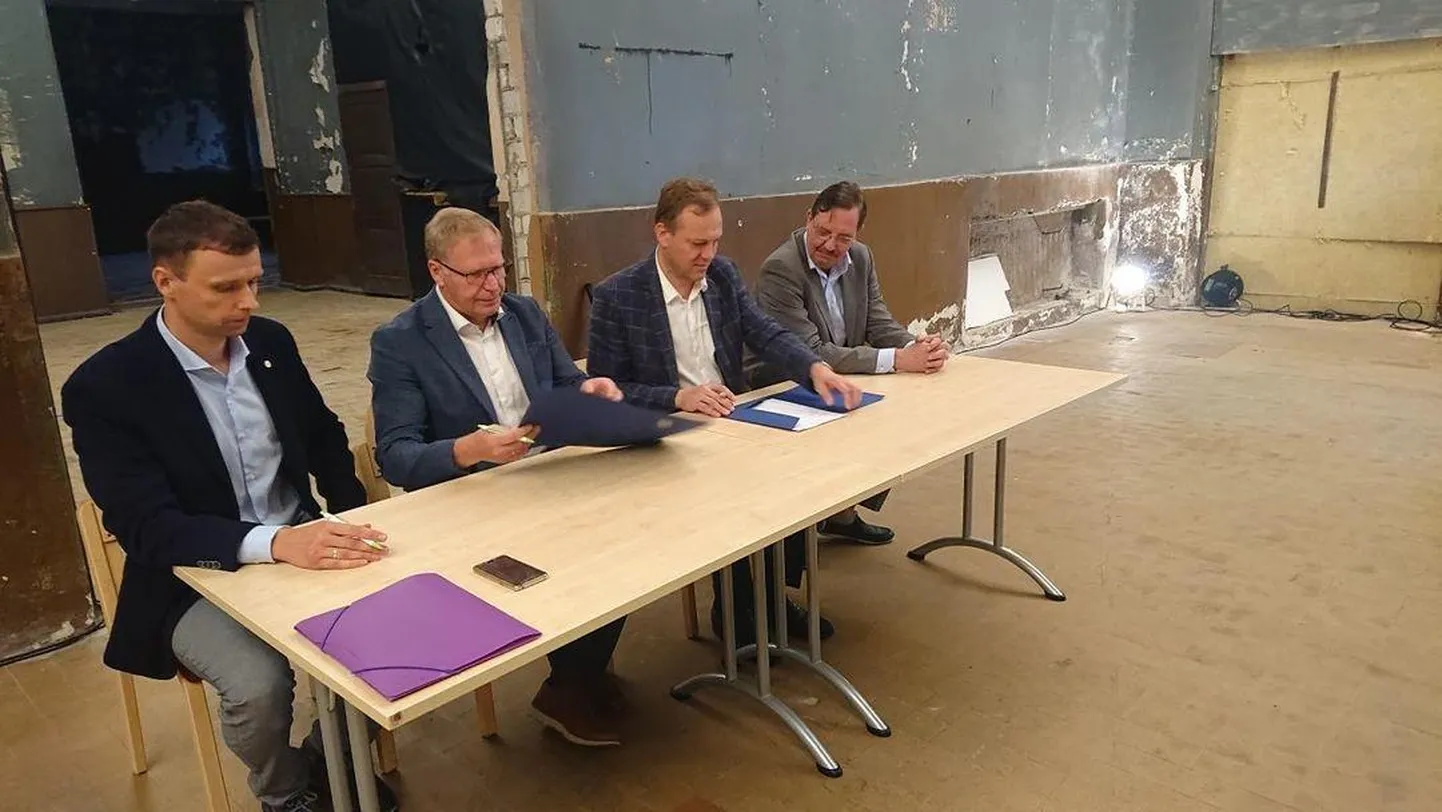 Koostöölepingule kirjutasid alla (vasakult) Tapa vallavolikogu esimees Maksim Butšenkov, Tapa vallavanem Riho Tell, Eesti Raudtee juhatuse esimees Kaido Zimmermann ning majandus- ja taristuminister Taavi Aas.