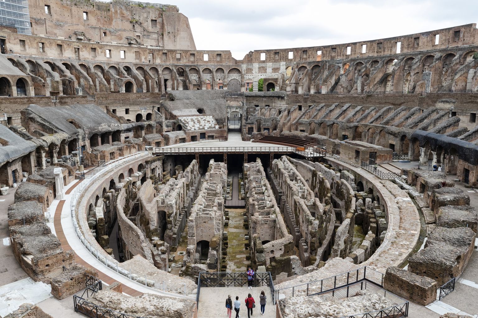 Rooma Colosseumi gladiaatorite areeni ala, näha on tunneleid, kus sajandeid tagasi olid enne etendusi gladiaatorid, relvad, loomad ja abilised