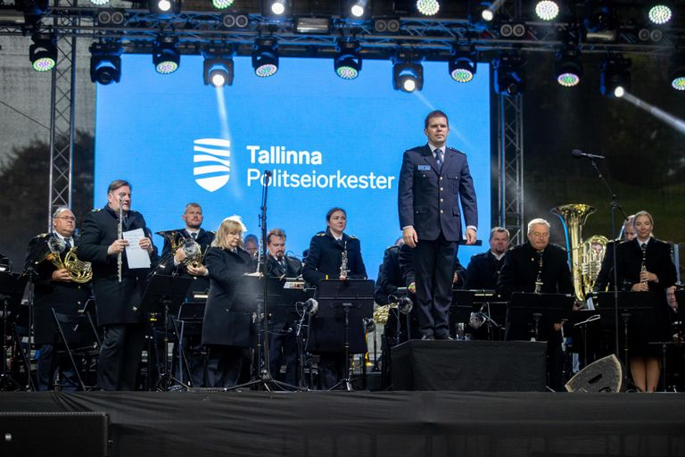 Siseminister Kristian Jaani ja Tallinna linnapea Mihhail Kõlvart allkirjastasid koostöökokkuleppe, mille kohaselt jätkab uuest aastast politsei- ja piirivalveorkester Tallinna politseiorkestrina.