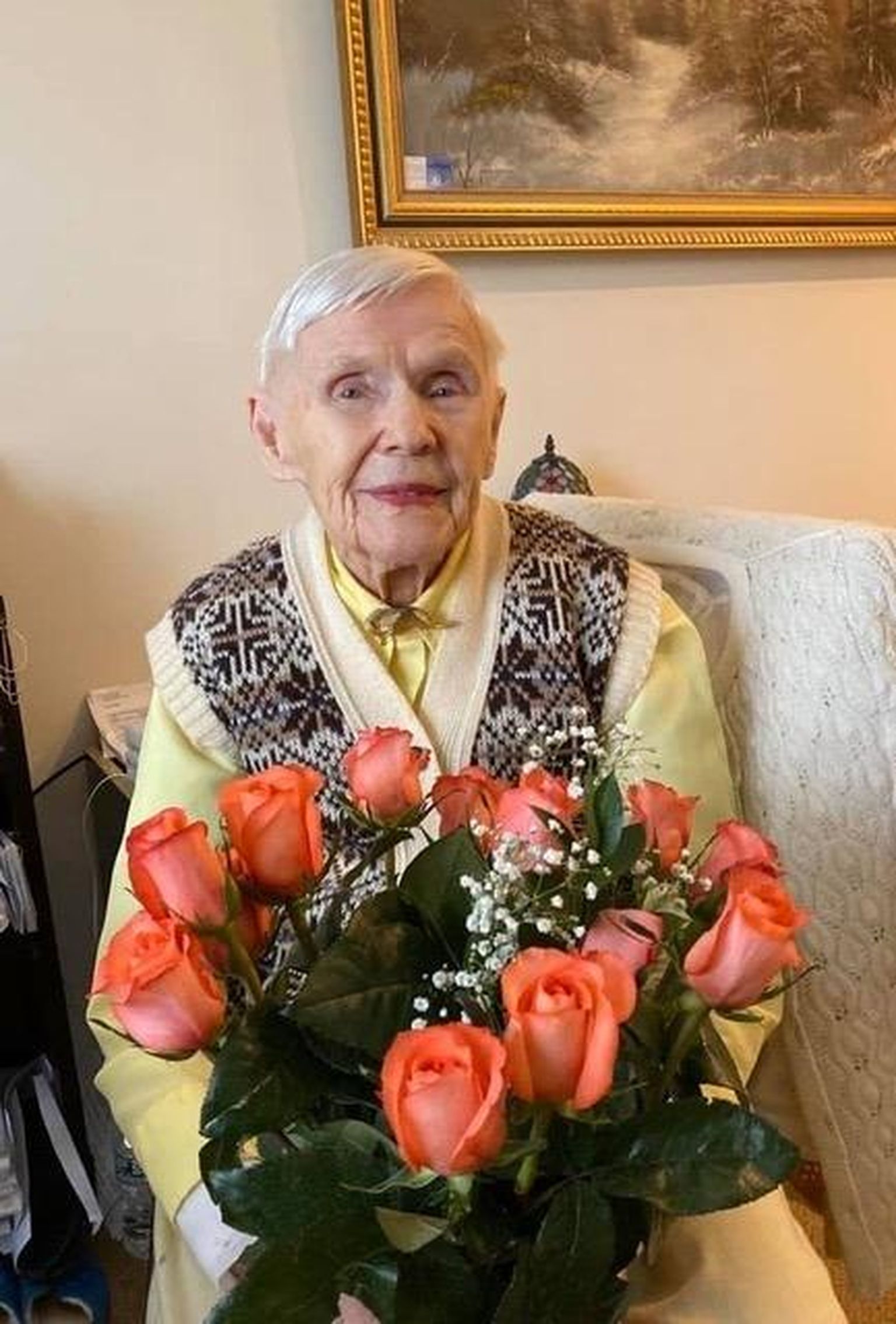 Illa Toompuu aastal 2019, mil ta hoiab põlvedel oma 107. sünnipäevaks saadud kimpu. Uus sünnipäev on 26. oktoobril taas ees.