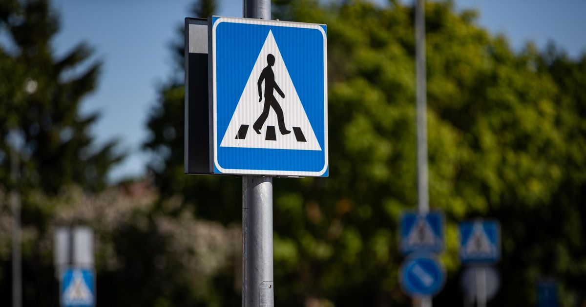 Autojuht sõitis sebrale astunud naisele otsa