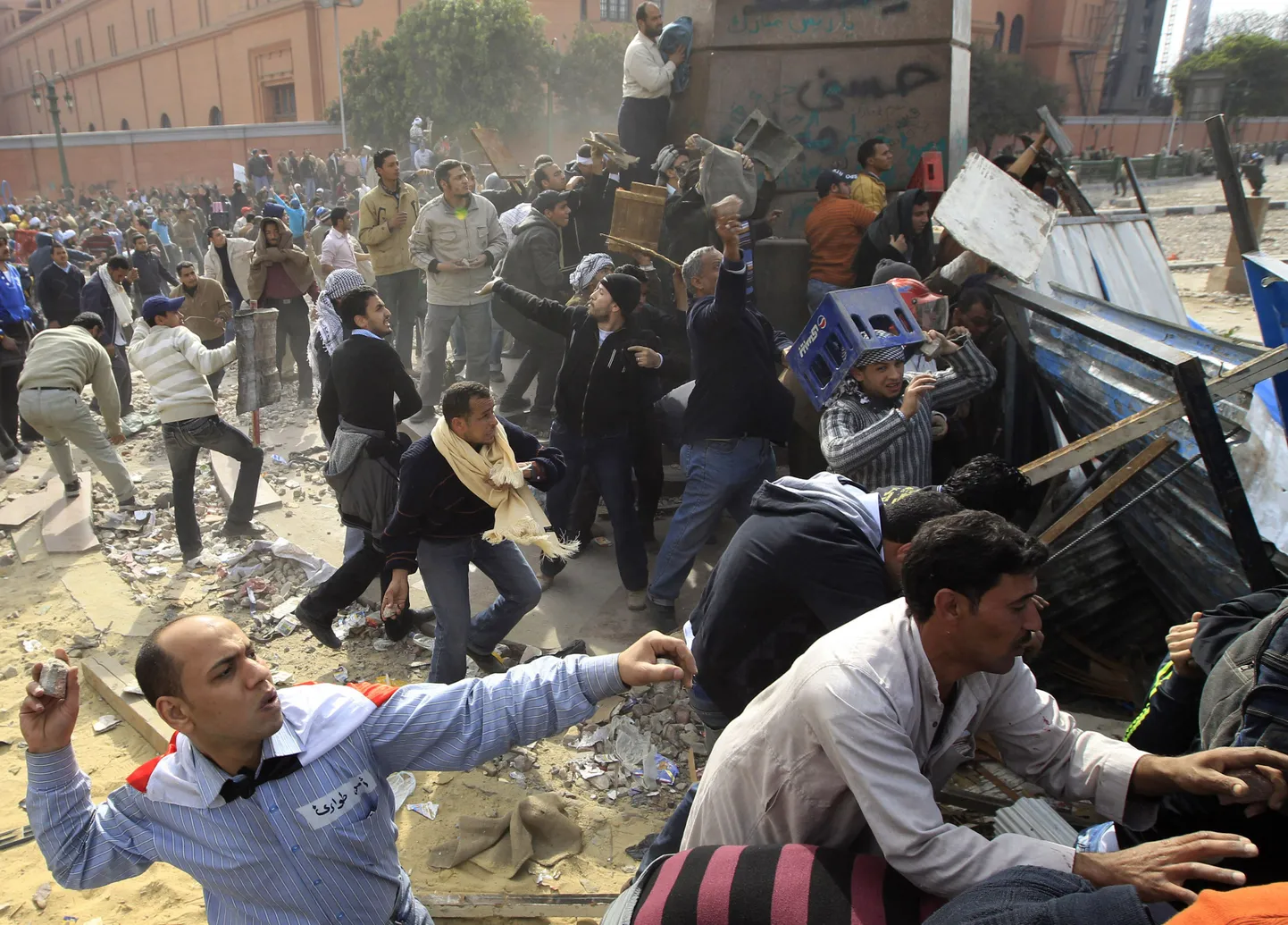 Mubaraki tagasiastumist nõudvate meeleavaldajate ja presidendi toetajate vaheline kokkupõrge Kairos.