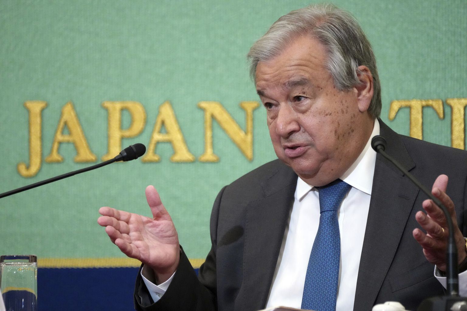ÜRO peasekretär António Guterres Jaapanis kõnet pidamas tuumarelvade mitte kasutamise kohta.