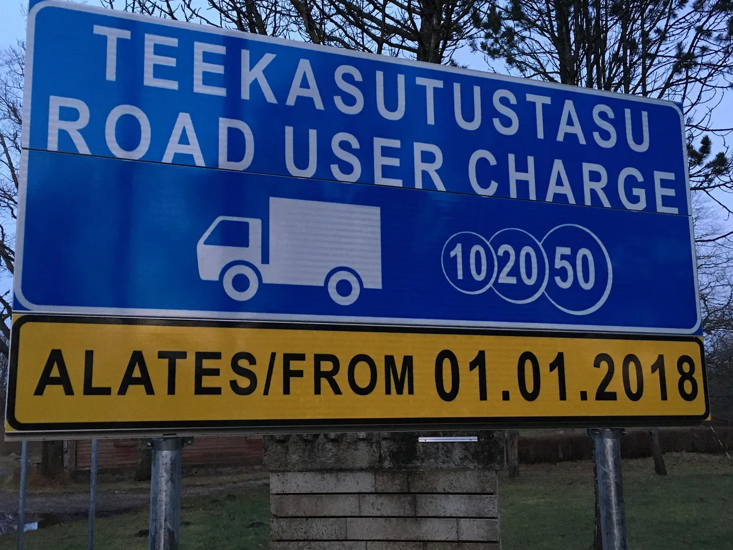 Eesti-Läti piiril on teemaksust teavitavad sildid juba üleval.