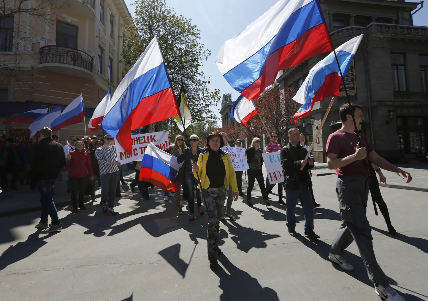 Simferopolis avaldasid venemeelsed eile meelt Ida-Ukraina separatistide toetuseks.