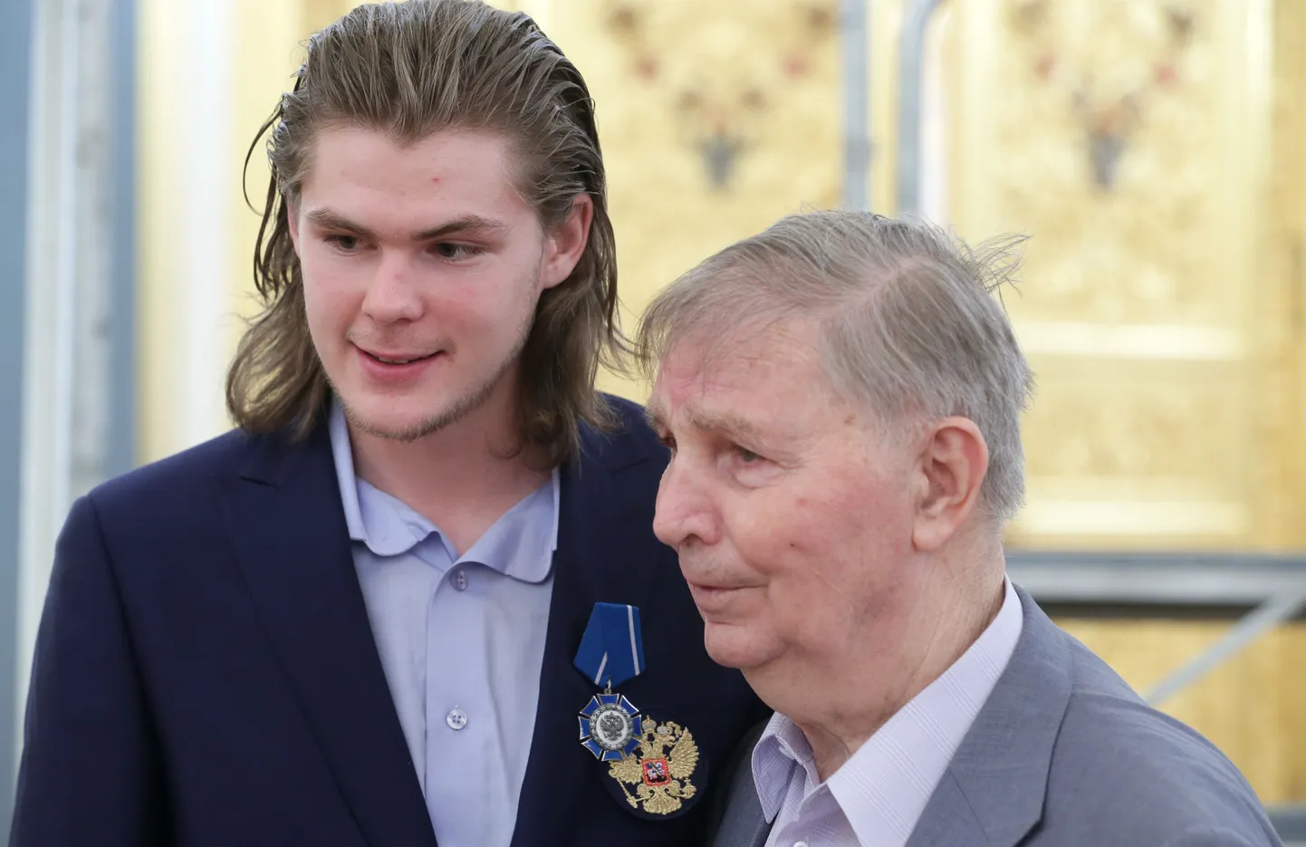 Виктор Тихонов с внуком.