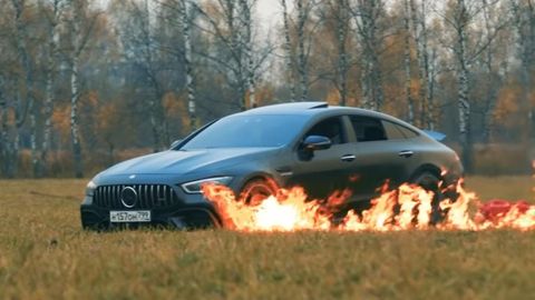 Российский блогер на видео сжег свой Mercedes за 145 000 евро