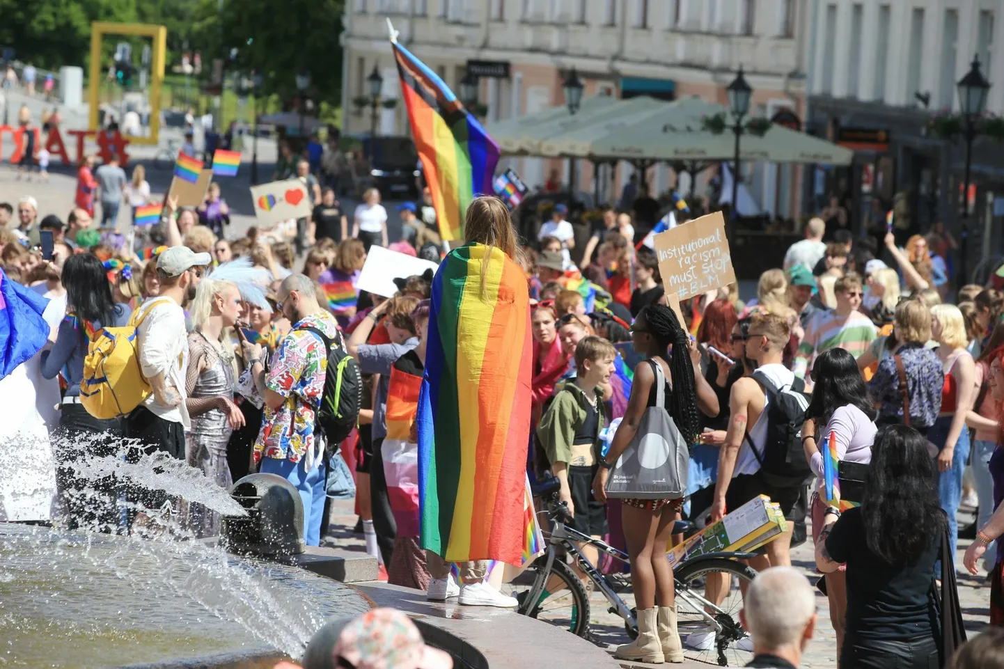 Seksuaalvähemused ja nende toetajad marssisid laupäeval Tartus loosungi all «Kaua võib!».