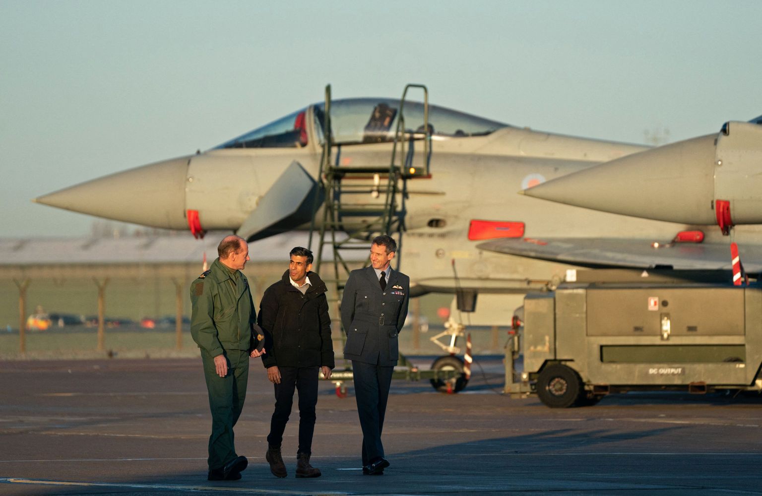 Lielbritānijas premjerministrs Riši Sunaks sarunājas ar gaisa spēku vadītāju maršalu Maiku Vīgstonu un RAF Koningsbijas vienības komandieri Billiju Kūperu