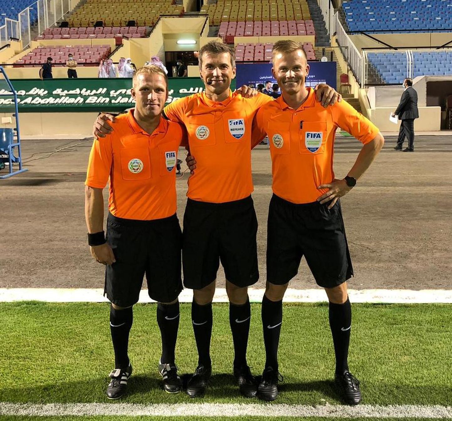 Sten Klaasen (paremalt), Kristo Tohver ja Silver Kõiv said Saudi Araabia jalgpalli kõrgliiga mänge teenindades väärtuslike kogemuste võrra rikkamaks.