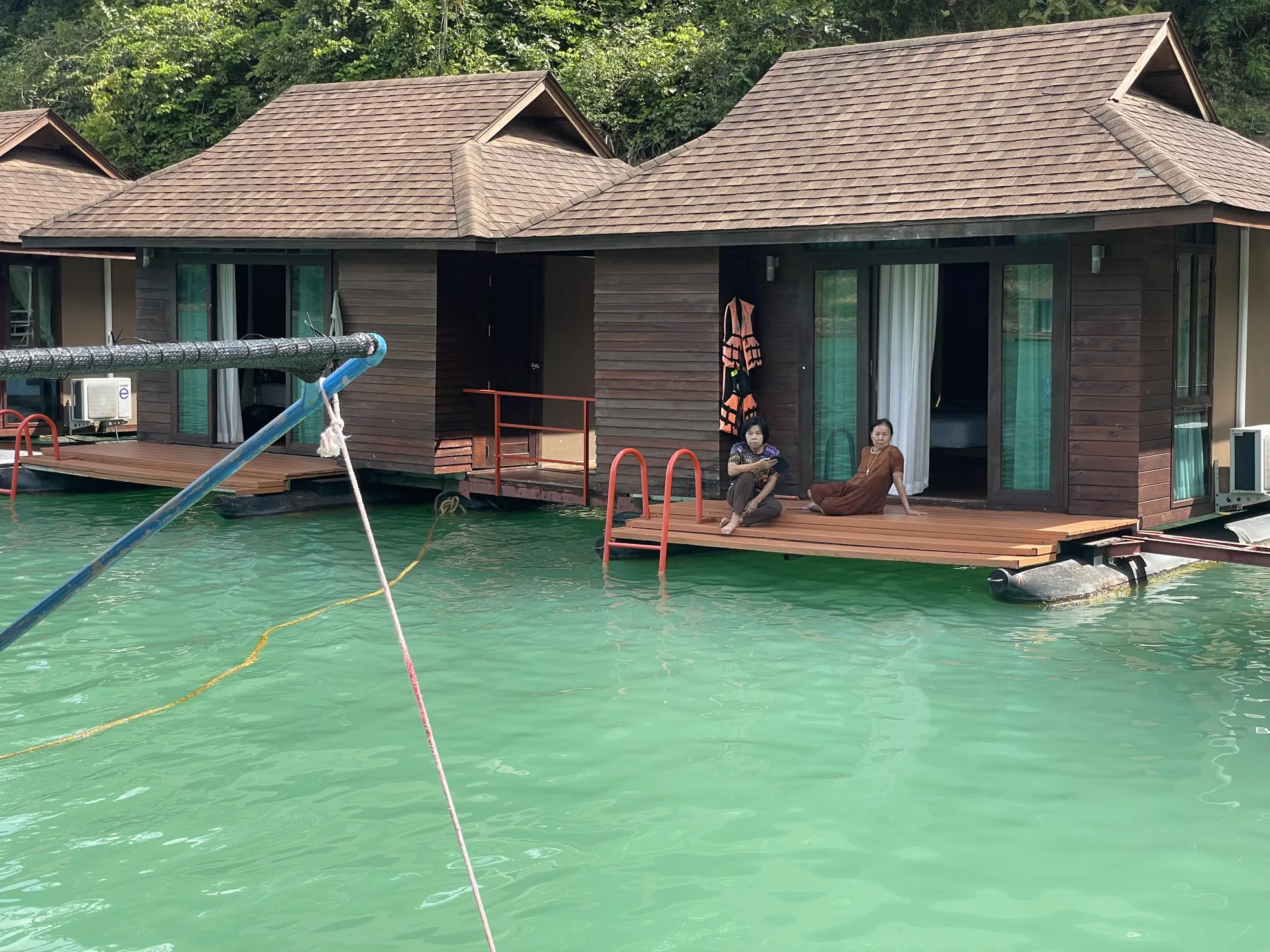 Ujuvhotell The Laguna. Khao Soki rahvuspark Tais pakub unikaalseid vaateid ja põnevaid avastusi.