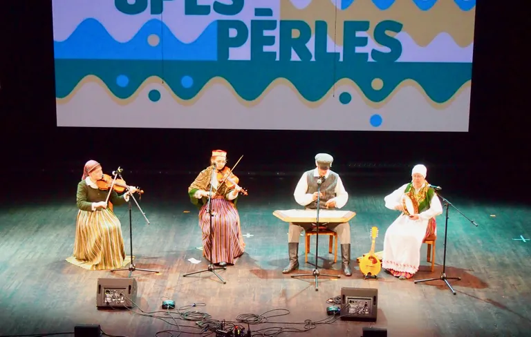 Cimbole uz skatuves, muzicē "Skaņumājas" muzikanti