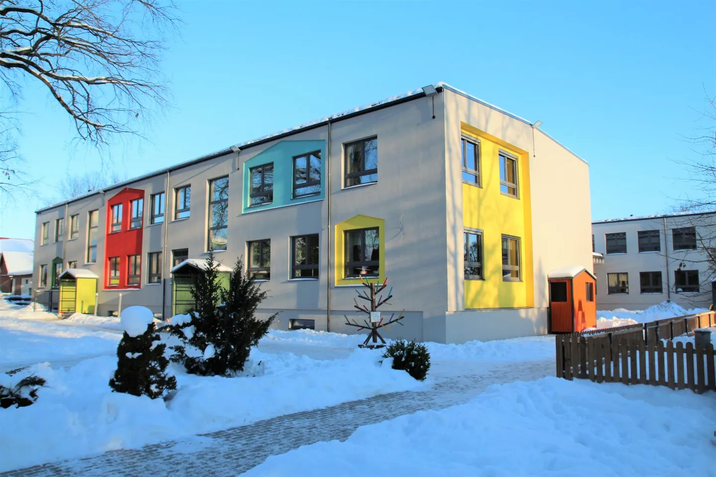 Võru lasteaed Päkapikk on nüüd soojustatud ja saanud uued aknad, paigaldatud on tänapäevane soojustagastusega ventilatsioon. Korda said ka trepikojad ning kahe maja vahele ehitati uus galerii.