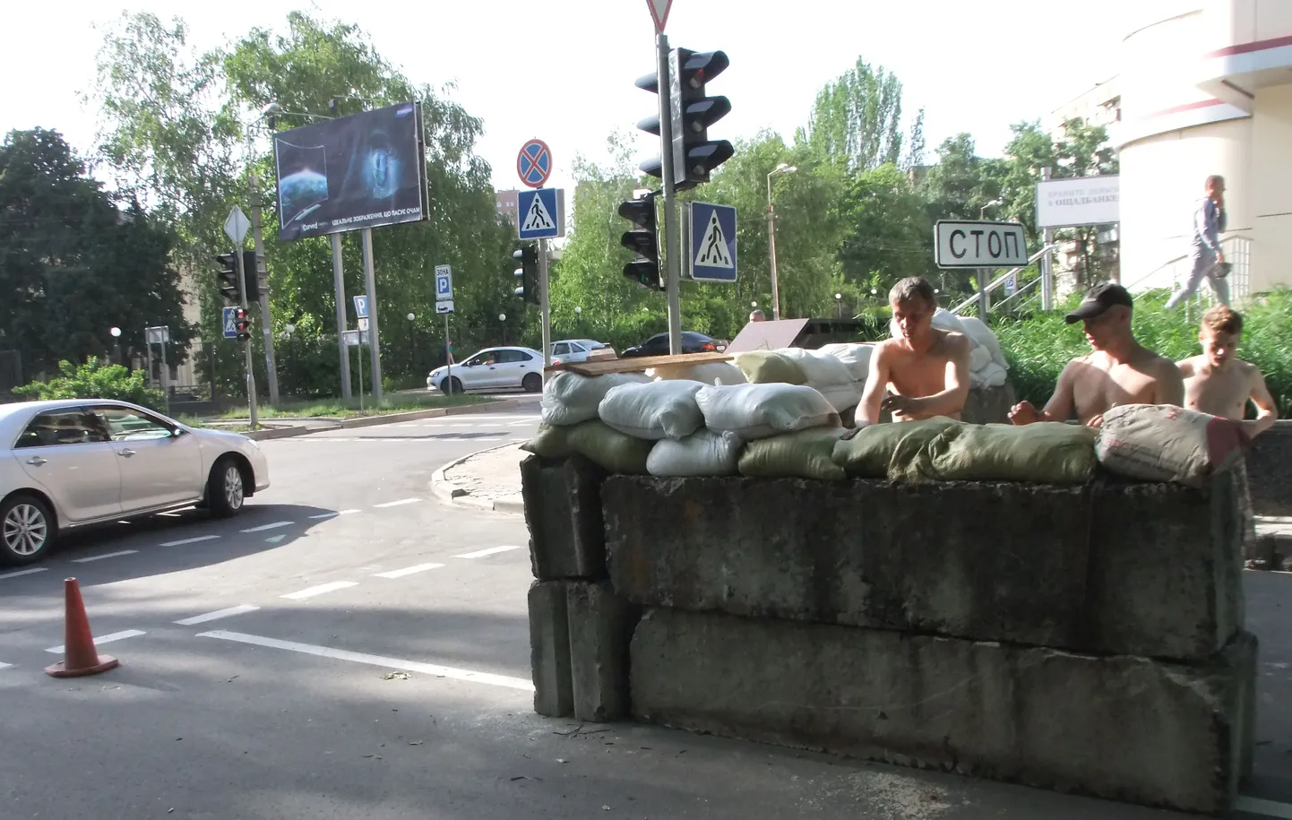 Donbassi omakaitse liikmed kontrollpostil SBU regionaalse keskuse juures Donetskis.