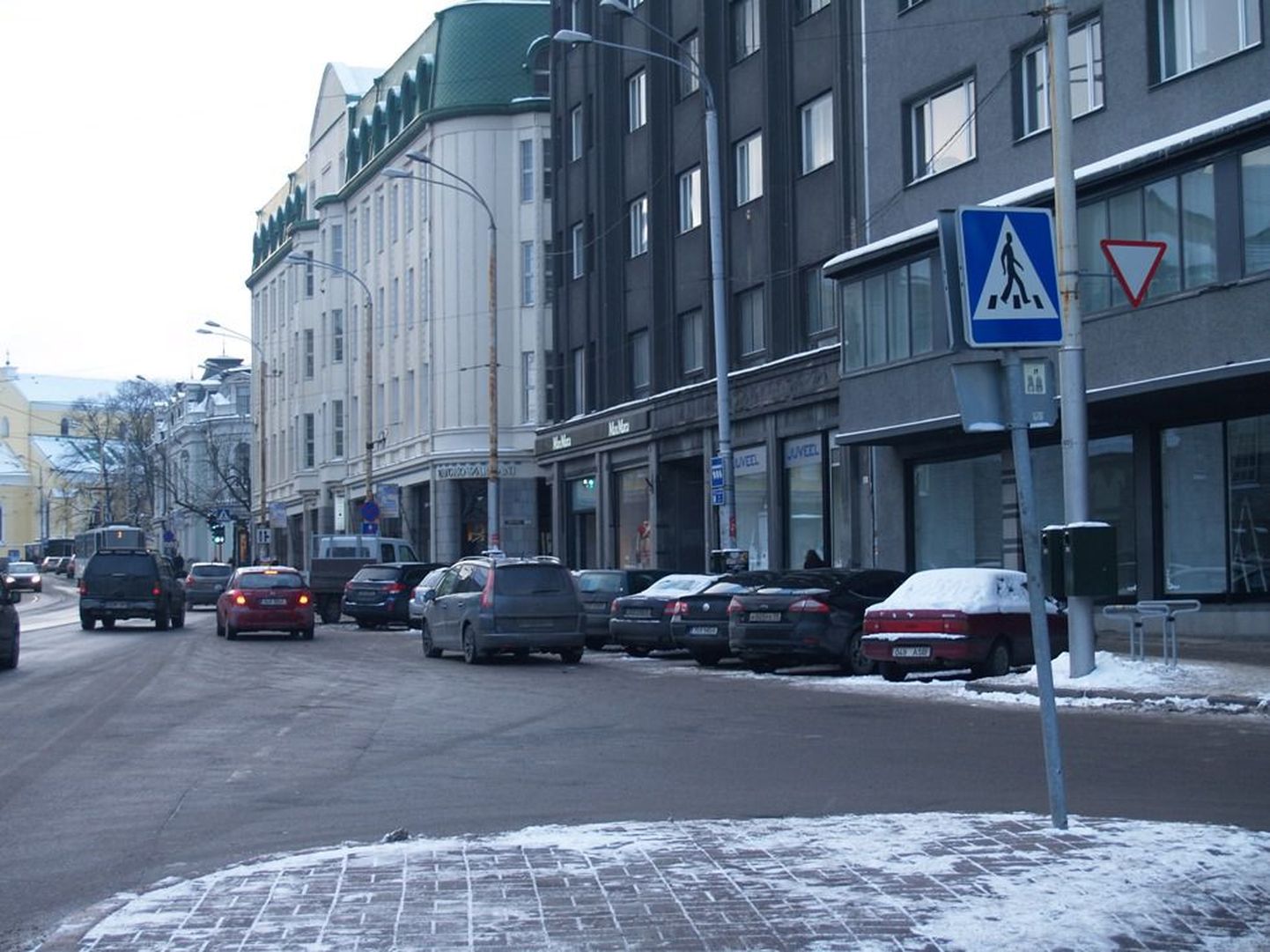Parkivad autod Pärnu maanteel.