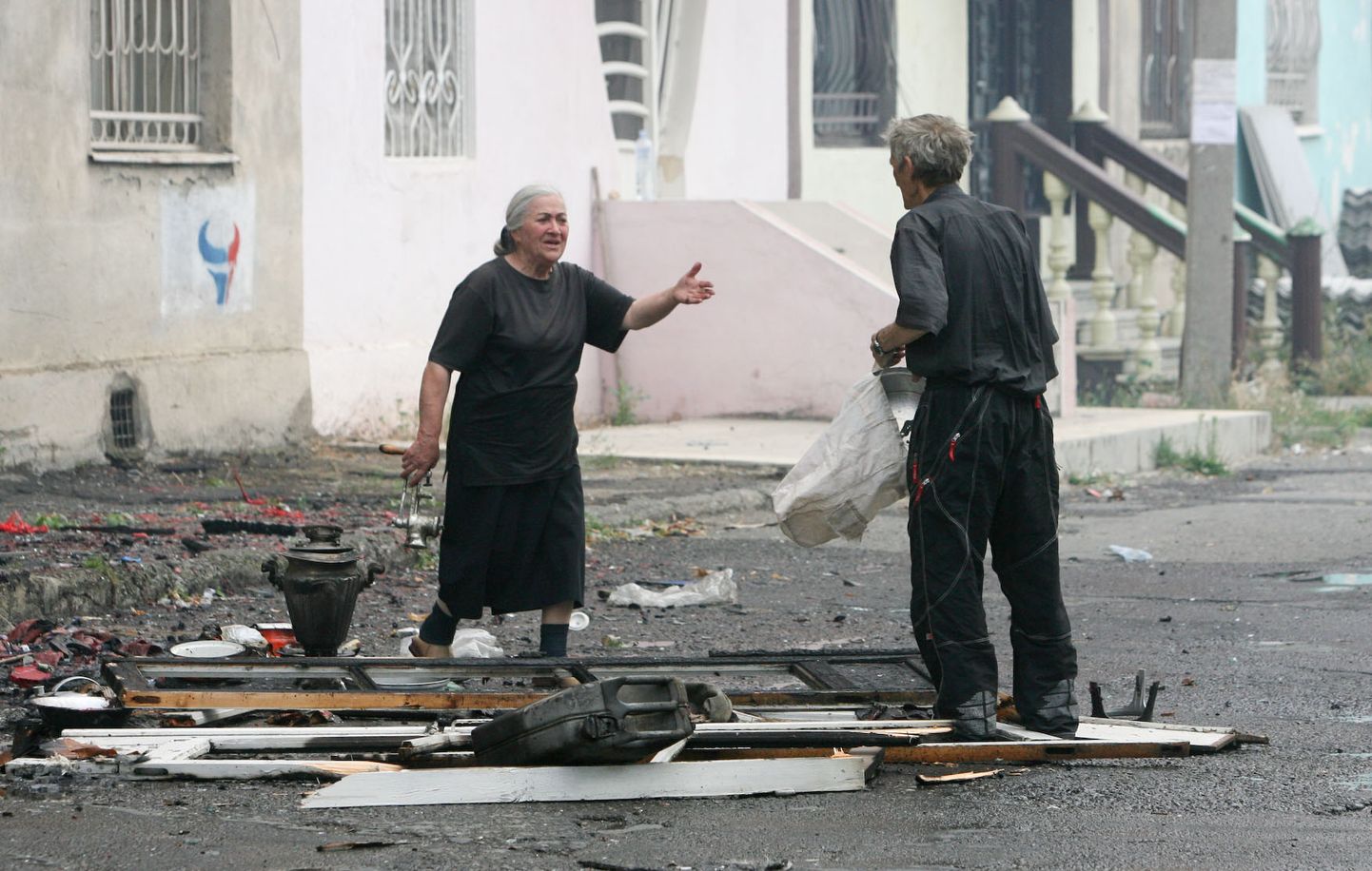 Жители Гори с вещами, вынесенными из одного из домов, загоревшихся после нападения российских войск.