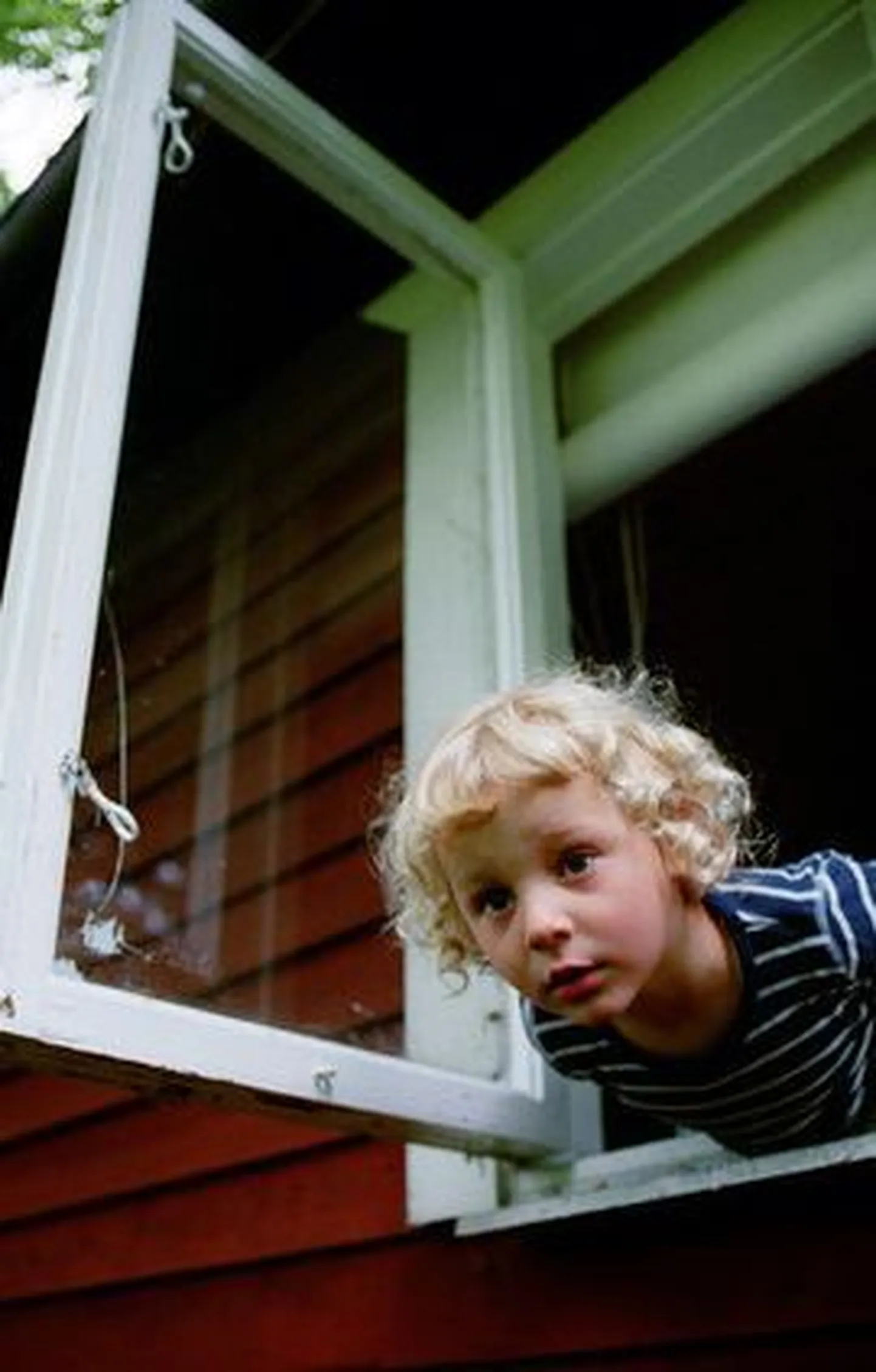 Rootsis kukkus kolm last koolimaja aknast välja