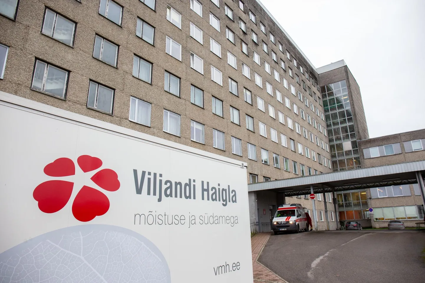 Работники, выступившие против увольнения непривитых сотрудников Вильяндиской больницы, обратились к руководству больницы с требованием продолжить тестирование.