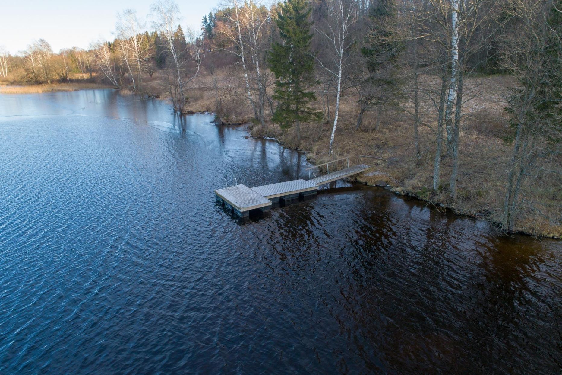 Pildil olevat vana paadisilda Viljandi järve Viiratsi-poolses otsas on kasutanud nii kalamehed kui puhkajad. See sild asendatakse hiljemalt 29. maiks uuega.