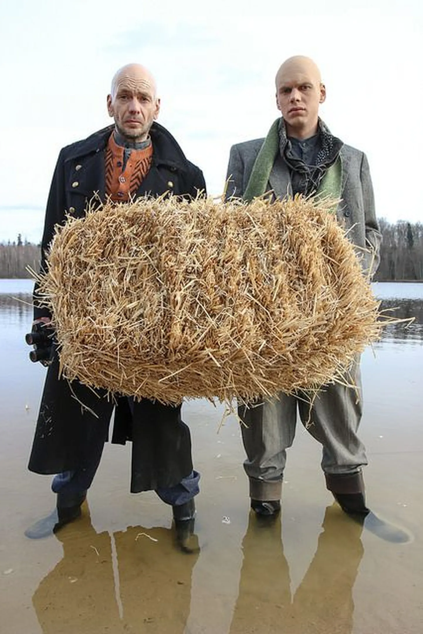 Ugala suvelavastuse „Vereliin“ peaosalised Meelis Rämmeld ja Rait Õunapuu
